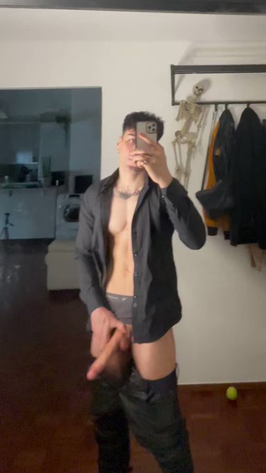 Not fully hard yet ? https://t.co/H5LSQTfOvu