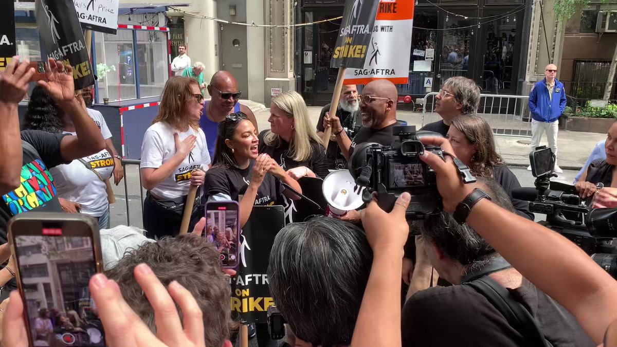 RT @DEADLINE: Watch as AOC speaks to a crowd of demonstrators at the #ActorsStrike picket line in NYC today https://t.co/JuwmeBxFty