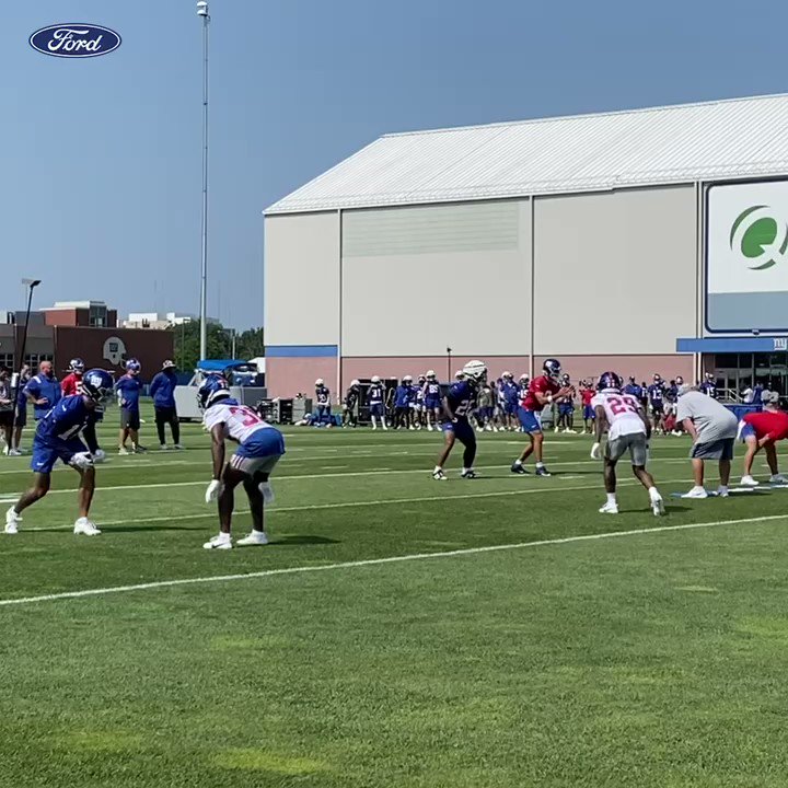 RT @NFL_DovKleiman: Video: The #Giants are so happy to have Saquon Barkley back.

Great catch. 

https://t.co/qKWDFzNcZs