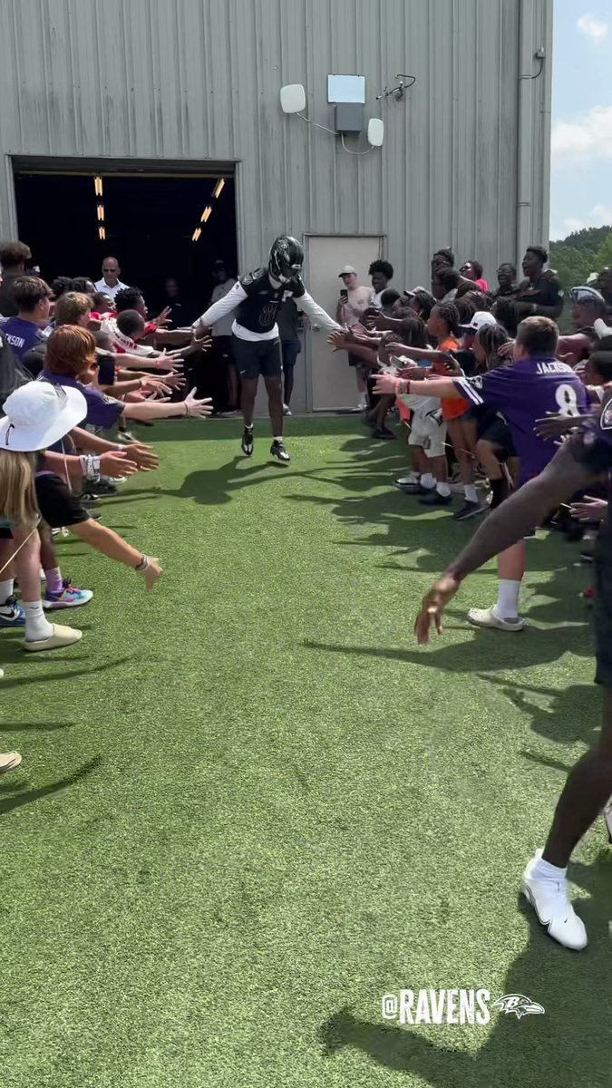 THE MVP FRONTRUNNER. If anybody got say something different about that then come see me. Come see me. I'm about that. I'm right here in Bmore outside the bank. Come see me. I'm about that. Woo-woo. Lamar Jackson. In the flesh. YESSSIR.
#RavensFlock 
https://t.co/oDgbDpNdmr