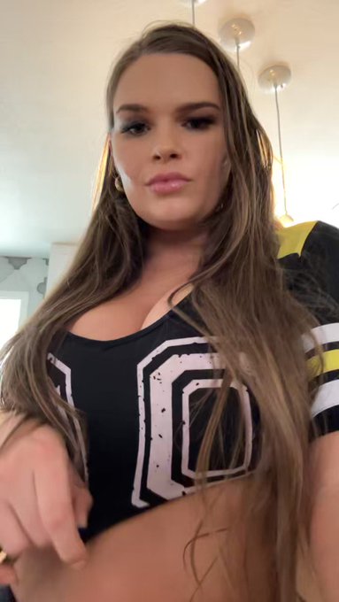 sometimes i&rsquo;m even still surprised how big they are 😅 on set yesterday with @rjvrxxx https://t.co/u5