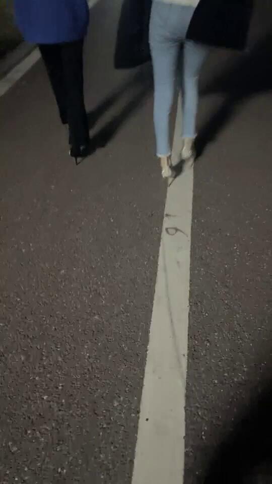 🍁精品推荐系列:055🍁 公共男厕
很多人求的
带两个极品身材高跟鞋美女在男厕所玩,各种地方姿势换着肏,男厕所大家都幻想过吧哈哈!
投稿💌: