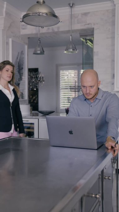 Wait… what does glizzy mean? https://t.co/M3QwH8SCds<a href="/tag/happynewyear"class="tags"><span>&#35;happynewyear</span></a><a href="/tag/newyearsresolution"class="tags"><span>&#35;newyearsresolution</span></a><a href="/tag/nye2024"class="tags"><span>&#35;nye2024</span></a>