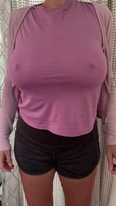 Sunday morning outfit ☀️ 

Hope you don’t mind that I’m not wearing a bra ? https://t.co/jmNres4yen