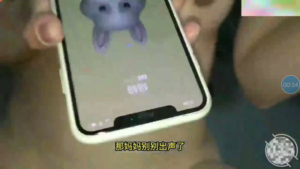 弟弟趁妈妈喝多了，跑去姐姐房间，就连妈妈打电话的时候都不停下来，猛烈的抽插让妈妈起了疑心，但是还是被姐姐忽悠了过去，忍了好久的姐姐主动坐在弟弟身上，还让顶着花心全部射了进去，但是弟弟还没满足，又偷偷跑进了妈妈的房间~ 完整版看一楼回复哈~-详情-吉吉国王视频