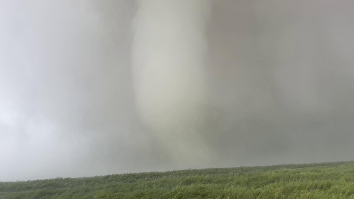 Торнадо 31 мая 2013. Канзас сити торнадо. Торнадо в техасе 2022. Человек в торнадо. Торнадо в канаде.