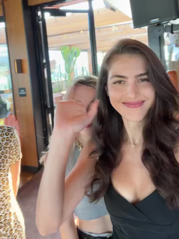 Alexandra Botez on X: WE ARE LIVE! Catching up with chat after break then discussing the new @Netflix show #TheQueensGambit at 6 PM pacific #sponsored / X