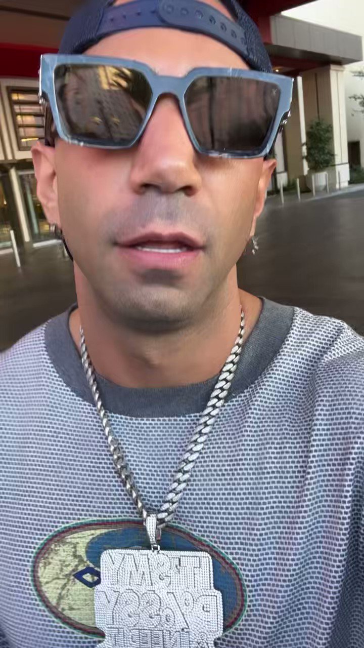 fousey on X: SOMEONE TAKE MY PHONE AWAY!  / X