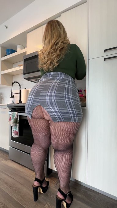 cookin 👩🏼&zwj;🍳 https://t.co/yiMHhbgnfL
