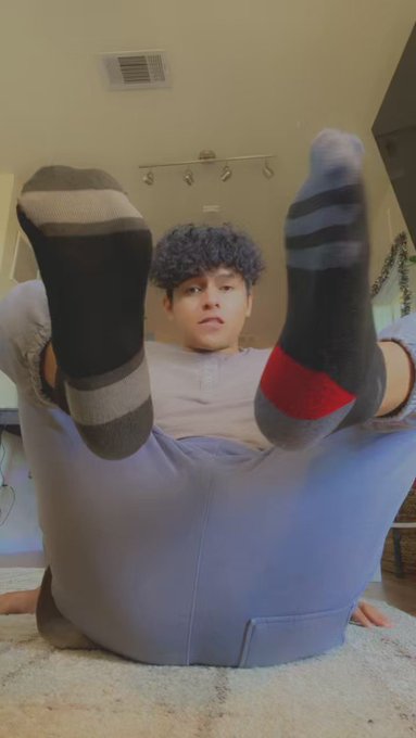 Retweet to take off the socks 👅 https://t.co/S7FZP2X3iF