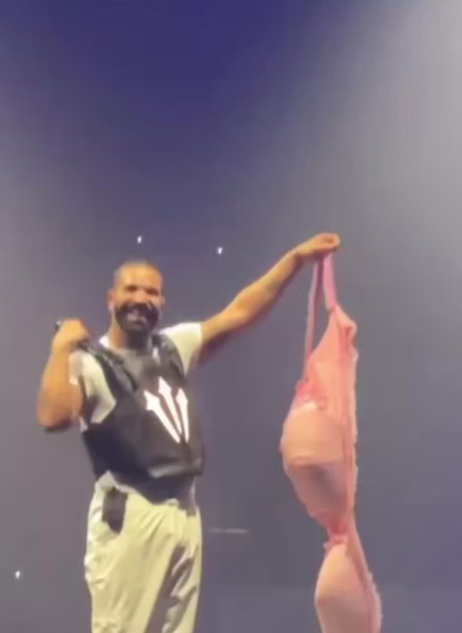 RapTV on X: Drake receives largest bra while on stage 😳‼️   / X