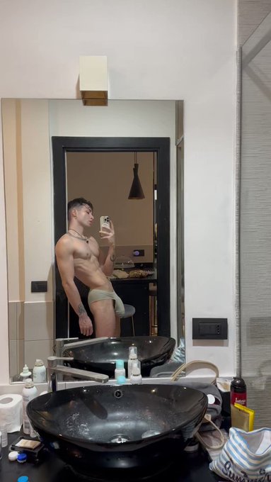 Naples is boiling, my dick is throbbing ? https://t.co/vtEWeFWdbI