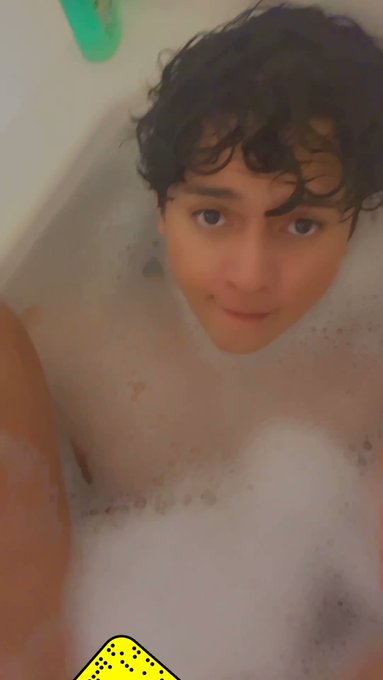 Taking a bath 🛀 and I got horny 🙈 so I started to finger my hole 🍑 one finger at a time https://t.co