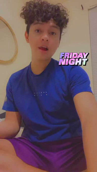 Put lotion 🧴 with me 🙈 also goodnight 🌙💤😘 https://t.co/knA5TZHucQ