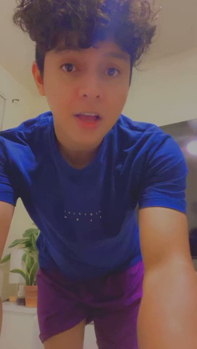 Put lotion 🧴 with me 🙈 also goodnight 🌙💤😘 https://t.co/knA5TZHucQ