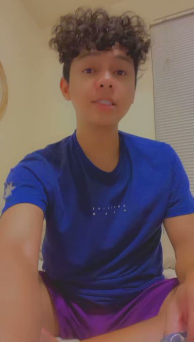 Put lotion 🧴 with me 🙈 also goodnight 🌙💤😘 https://t.co/knA5TZHucQ