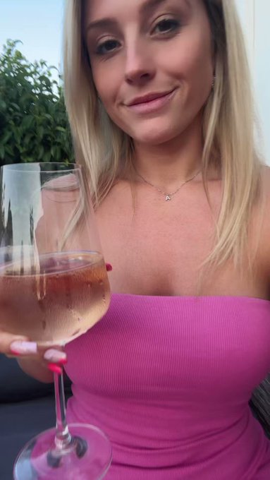 Dernier ap&eacute;ro avec les amis en France 🇫🇷🥰😘 i love you 🥰 https://t.co/uy9v5Nhbsd<a href="/tag/sunday"class="tags"><span>#sunday</span></a><a href="/tag/onlyfansgirl"class="tags"><span>#onlyfansgirl</span></a>