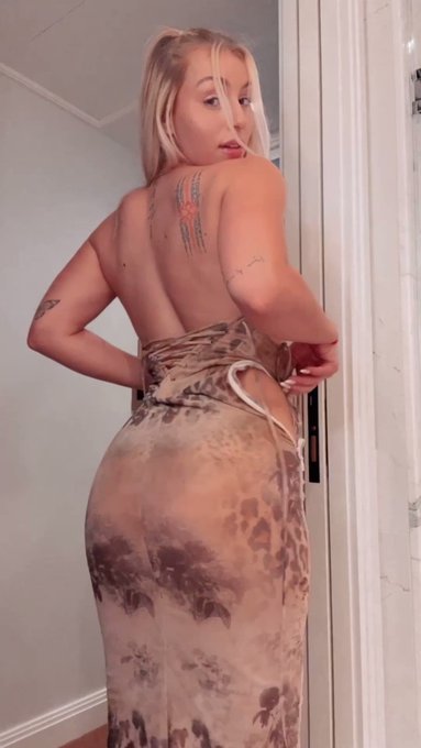 POV: I&rsquo;m trying to convince you to come home early from work.. 🍑😋 https://t.co/xcNnmAoI5Z