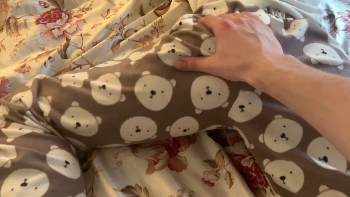 🌺美穴系列 NO:022🌺
没想到女友幼稚的小熊睡裤里面居然真空,扒开露出白虎嫩穴还塞着肛塞,让她体验一下双穴齐用的感觉
投稿💌: