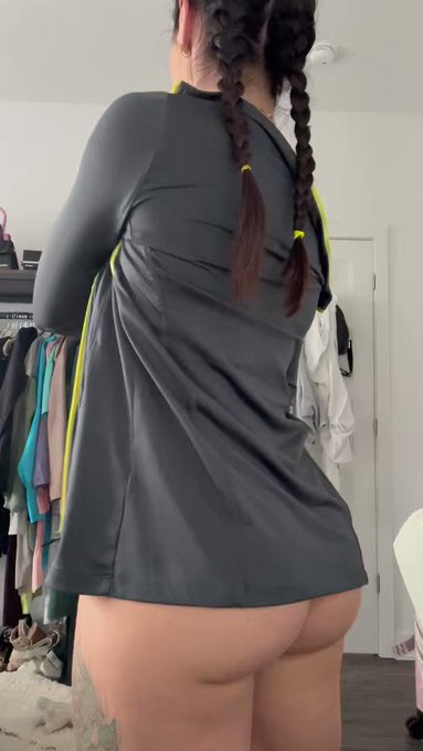 I&rsquo;m gym ready 💪 who wants to train with me ? https://t.co/us6rwAPryH