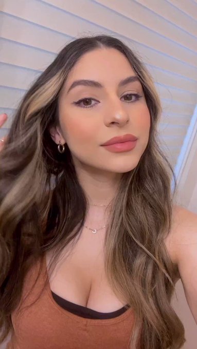 I&rsquo;ve been very in love with my hair lately 🤎🤎 https://t.co/zLgpe91zgt