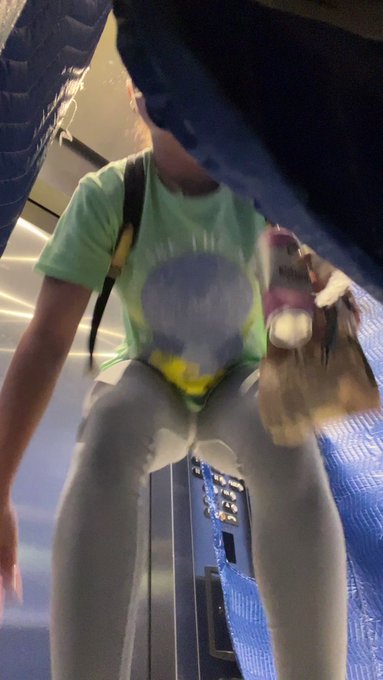 Rt if you think it&rsquo;s OK to wear legging on a first date 🙂 https://t.co/3SZVOkRGvc