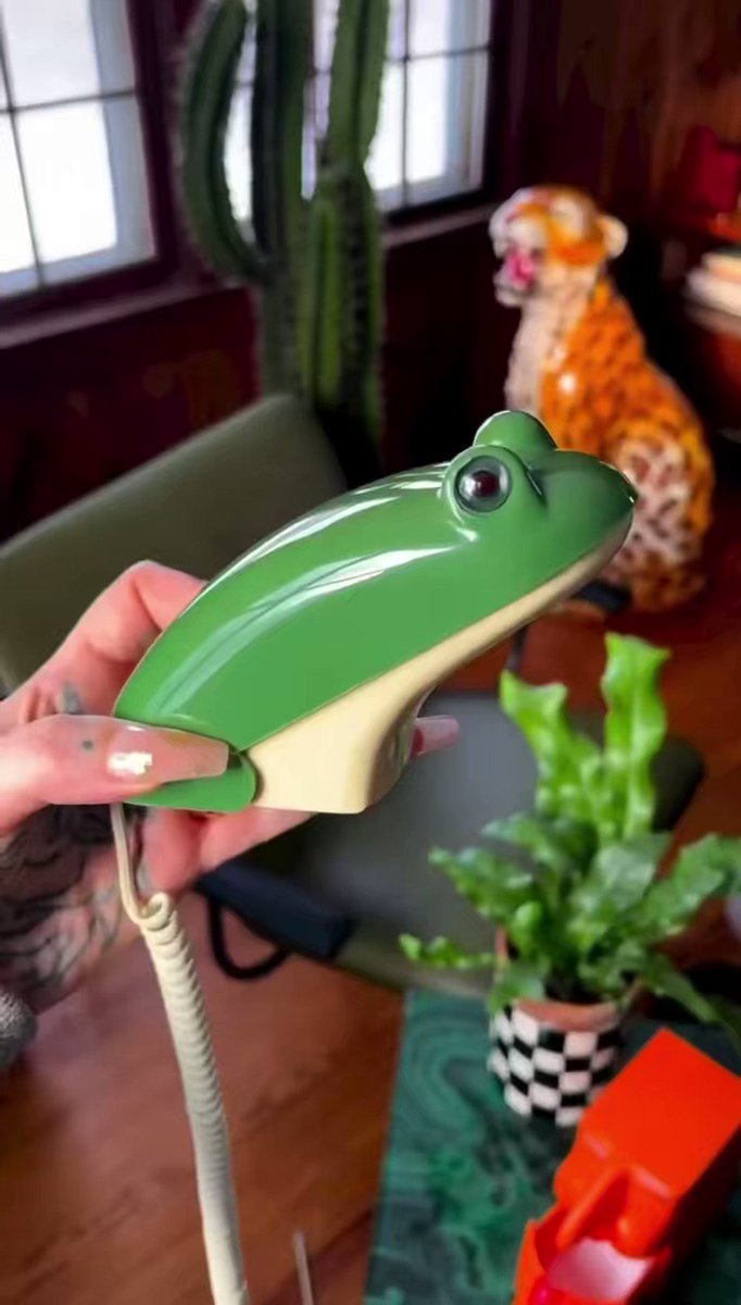 Vintage Frog Flip Phone (1980s) 📞🐸