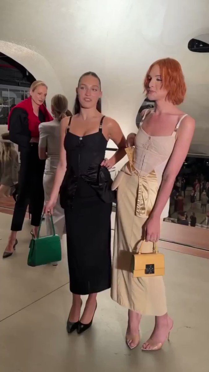 【TORY BURCH 】ブリテン★ 透け感がいい★繊細なロゴがゆらり♪ Amazon | [トリーバーチ] バッグ レザー ブリテン ロゴ チェーン