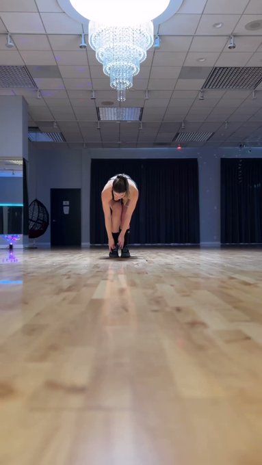 You know… it’d be a lot cuter if I didn’t show up to dance dressed for a marathon 🫣😬 https://t.co/zW<a href="/tag/cernychallenge"class="tags"><span>&#35;cernychallenge</span></a>