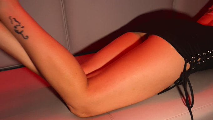 Je te surprends entrain de regarder sous ma jupe? Alors string ou pas ?? 
Qui a déjà baiser dans un club