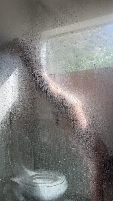 thursday shower yoga (???) https://t.co/CMlvyJcCXl