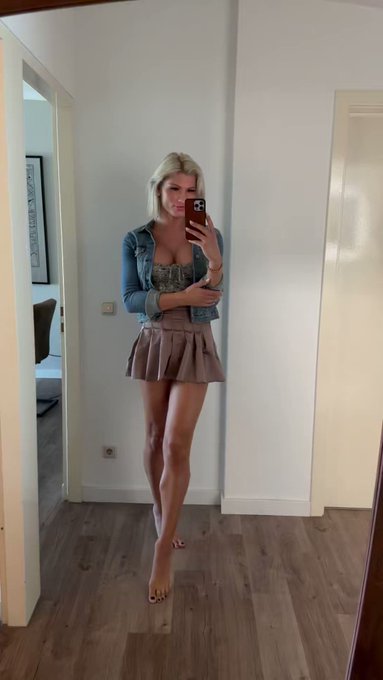 The girl next door 🥰 https://t.co/qYqxYZMjh8