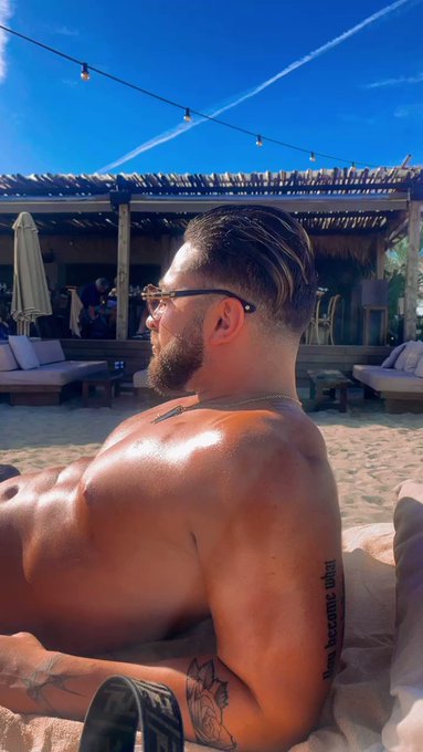 On the beach ????
في شاطى اليوم رح نظبط المزز كونو في الانتظار

https://t.co/bba5xRgQmD https://t.co