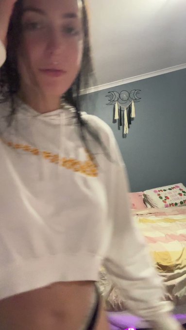 Bee Girl’s pics and videos