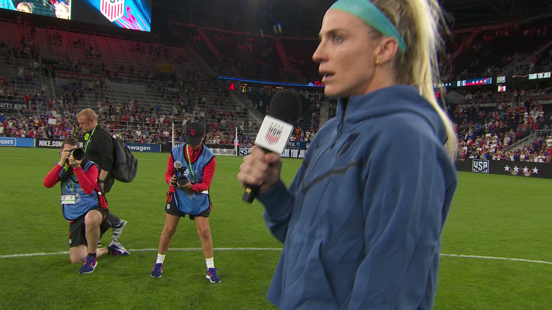 "Any young girl out there who dreams to be here… It’s worth it. Every part of it."🎤 @julieertz