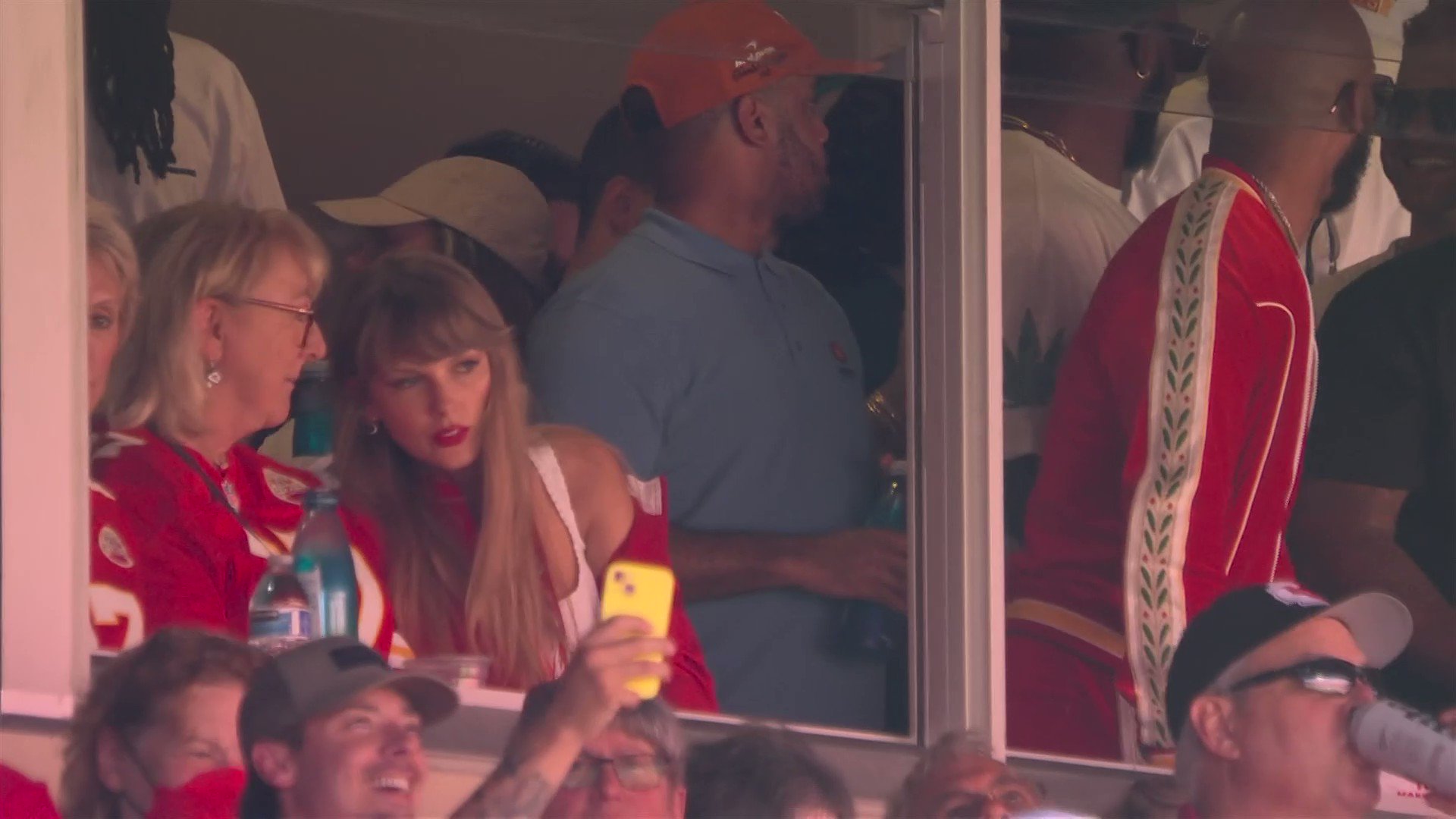 AFL star Mason Cox sends Taylor Swift fans into a spin with tweet - NZ Herald