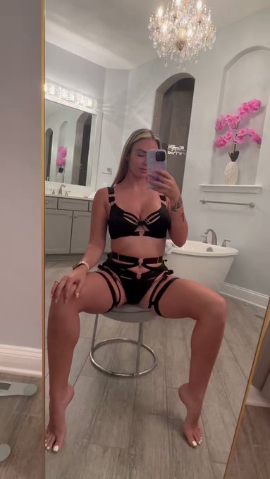 You know you want me ???
Tell me just how bad you want it ?
RT if you love it ? https://t.co/gvBzKe1