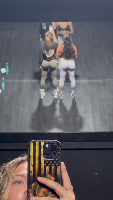 Post leg day w my sisss 😋💪🏻 🍑 https://t.co/HQrp8CwX2H