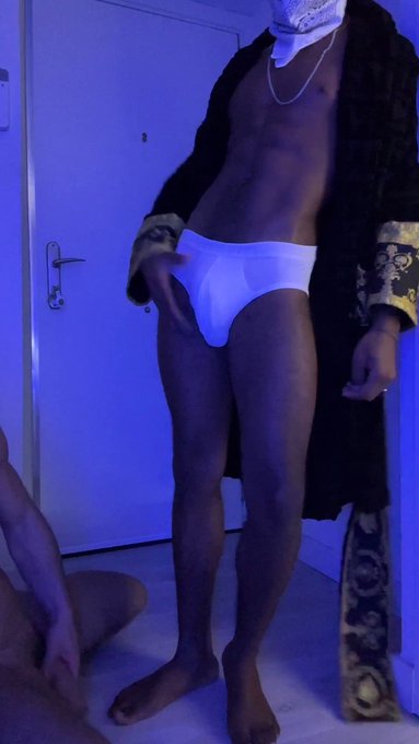 Estou adorando chupar o pau desse brasileiro delicioso @1anonimo99 agora mesmo na minha casa ?o brasileiro