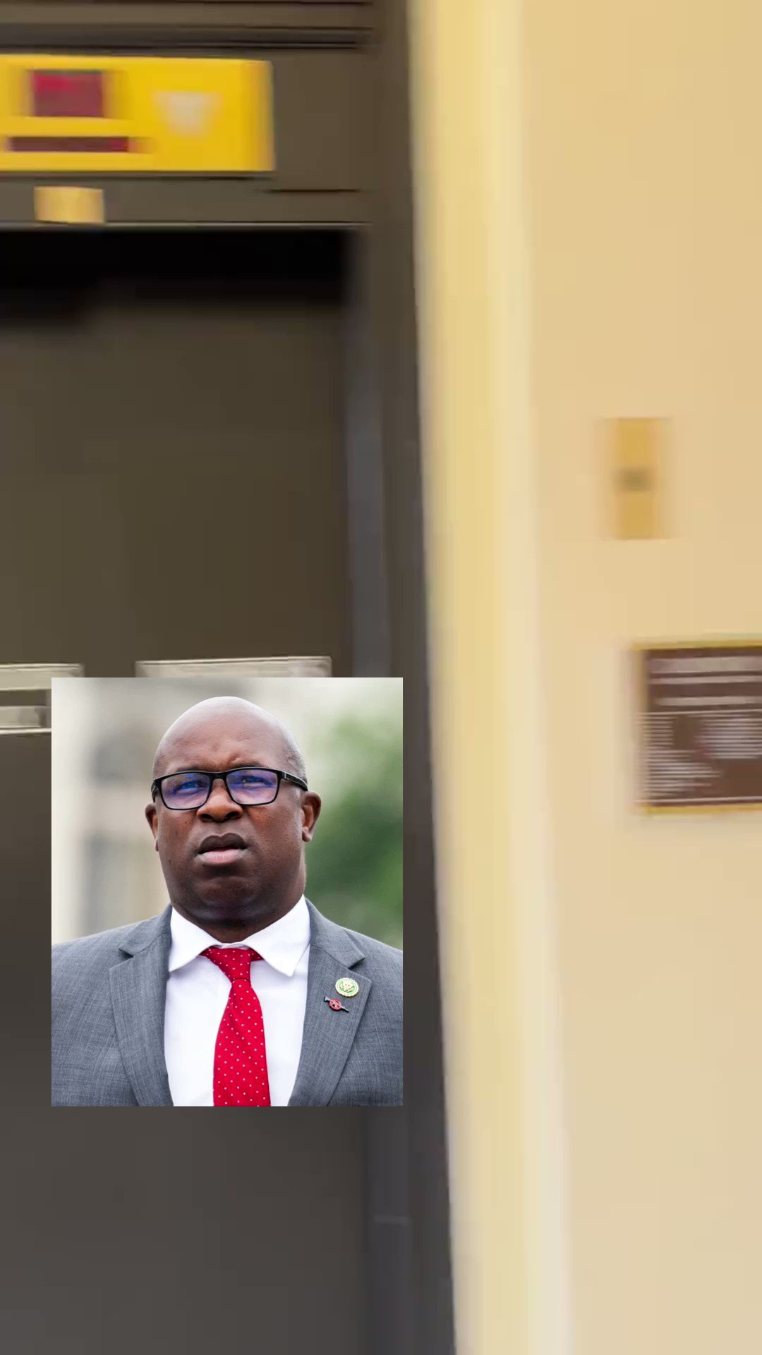 [問卦] 美國議員：按火警鈴 以為會開門