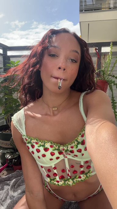 Girls who smoke>>>https://t.co/ZSh6lRf7HZ https://t.co/n99FtcGLIy