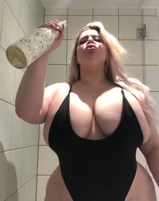 Would you help me clean up with your tongue?👅 https://t.co/2VPuFyx4fR