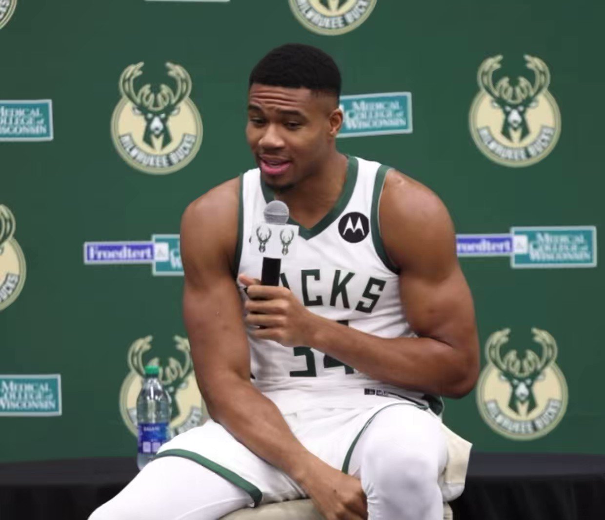 [情報] 字母哥:我明年再續約，因為錢更多