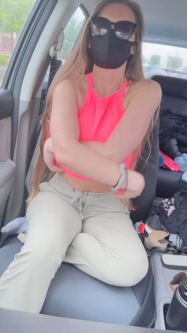 it’s hard to be discreet when I’m changing in my car ? https://t.co/LeMMCXEFFh