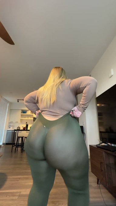 I call these my spray paint pants 🎨 https://t.co/wfMaF8MBgh