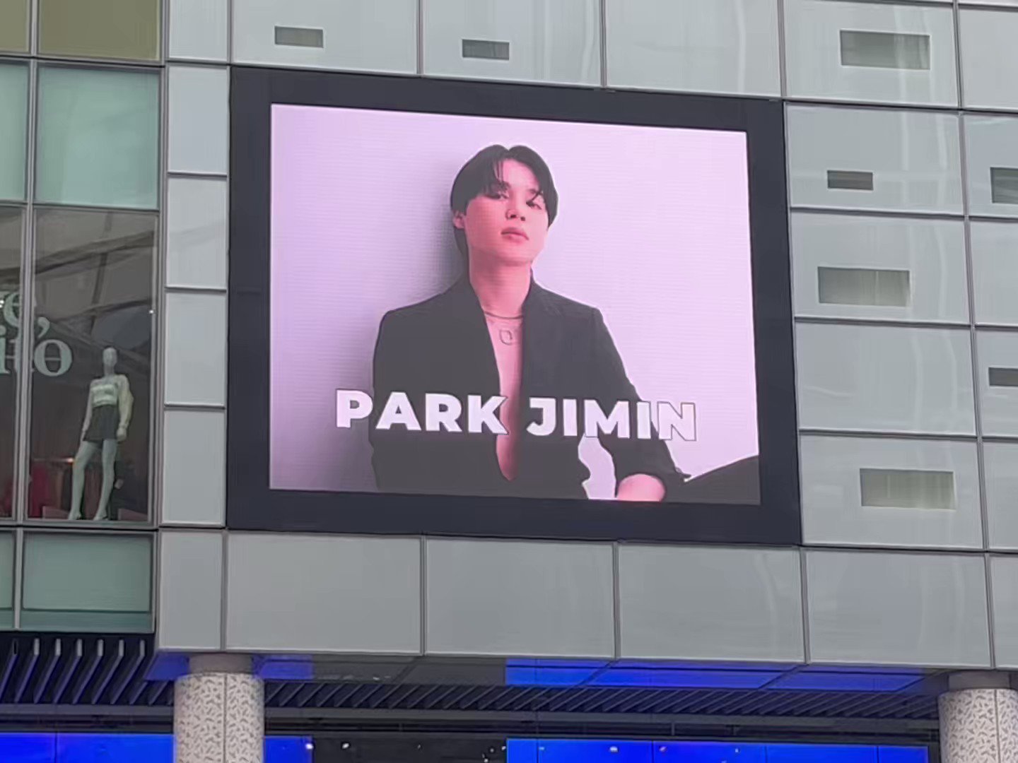✮DawnieJiminie✮ on X: JIMIN's BIRTHDAY VIDEO at SINGAPORE 313 Somerset  Screens Location: 💎Exterior Building facade facing Orchard Road 💎L1  facade wall, mall entrance next to Somerset station exit 💎L1 parapet  f