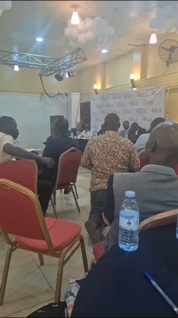 [分享] 烏干達棒壘協會主席下跪請求政府預算