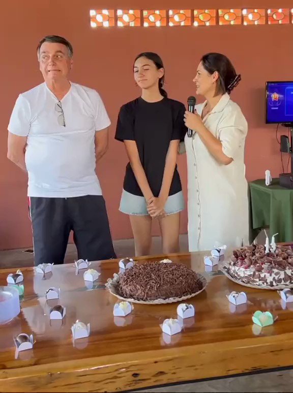 Ao lado de Jair e Michelle, Laura Bolsonaro comemora aniversário de 13 anos  