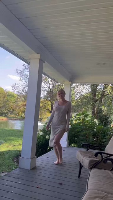new dress ? https://t.co/DpHO9QGXfI