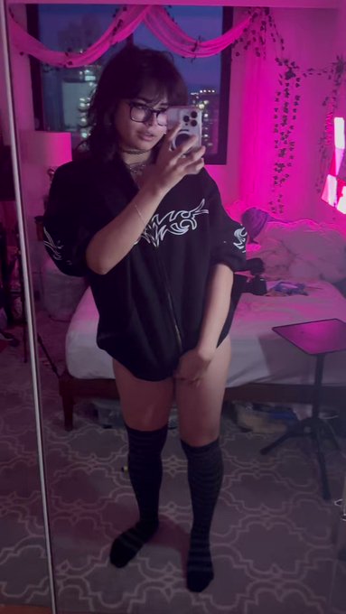 Idk why ur just staring, get on ur knees and start suckin 🙄 https://t.co/3qz21SLu49